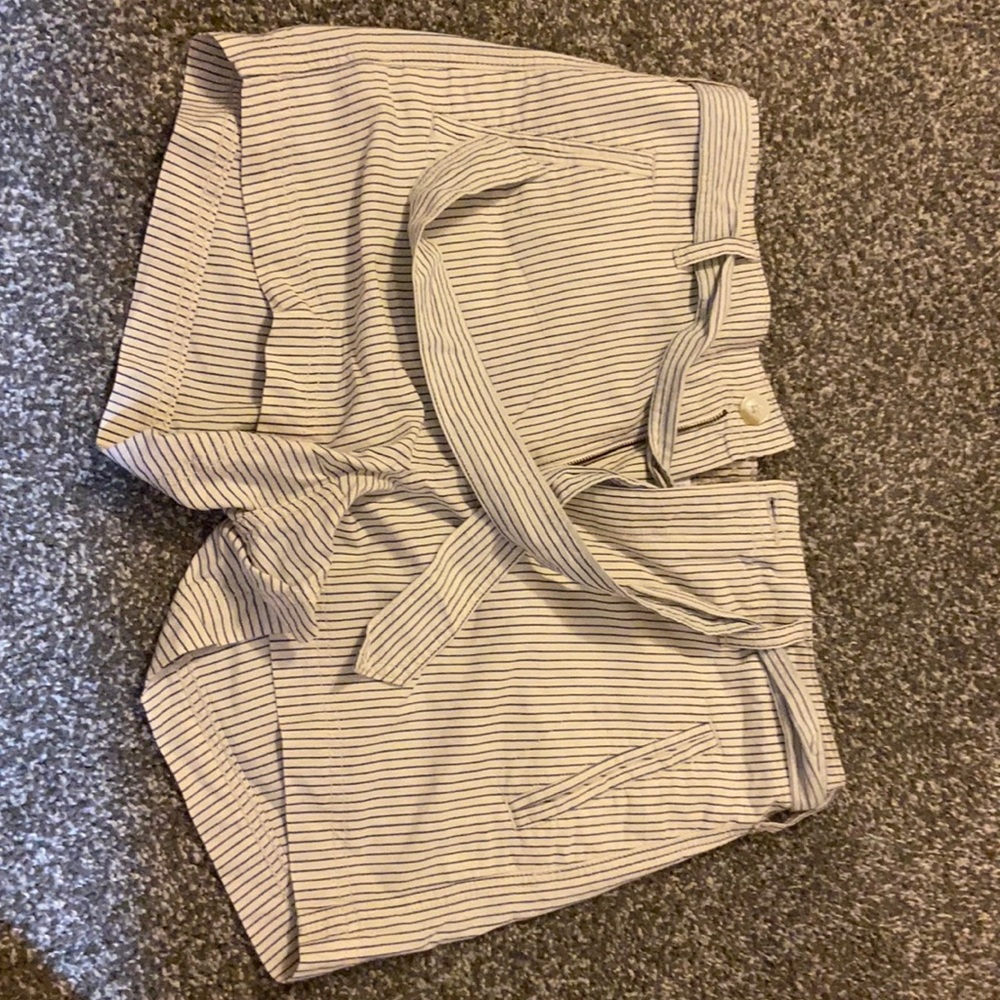 Size 12 American eagle shorts women’s